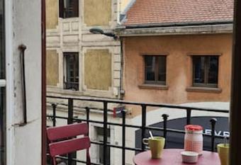 hyper centre Annecy et bord du lac allows 18 year olds to book a room