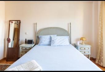 suite vintage has rooms with a private hot tub