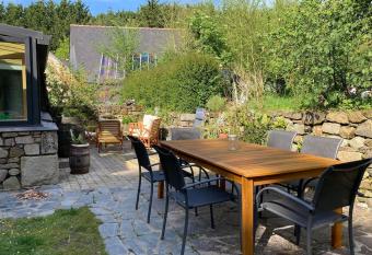 Maison avec jardin /proche plage allows 18 year olds to book a room