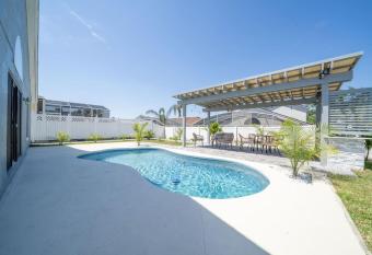 Modern House in Kissimmee allows 18 year olds to book a room