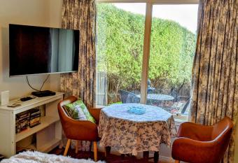 Hobart  self-contained  studio, walk to town. has Balcony rooms