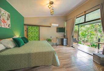 Eden Organic Farm & Bungalows has rooms with a private hot tub