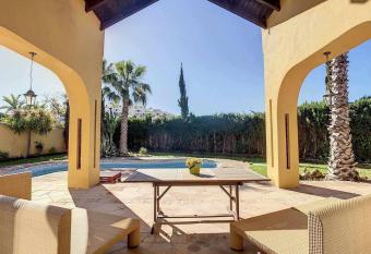 Encantadora villa con piscina cerca del mar has Balcony rooms