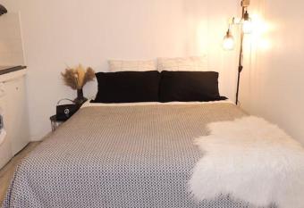 Le Cocon de Poissy allows 18 year olds to book a room