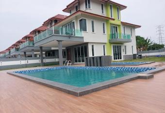 ALPINE Port Dickson Taman Kiara 2 Homestay Semi-D Cornet Lot has rooms with a private hot tub