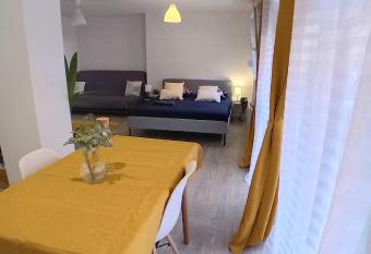 Petit appartement avec terrasse has Balcony rooms