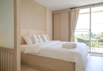 Shamrock Hotel Pattaya allows 18 year olds to book a room