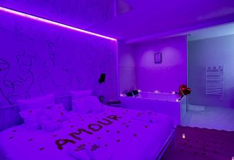 Suite   ternelle romantique jacuzzi allows 18 year olds to book a room