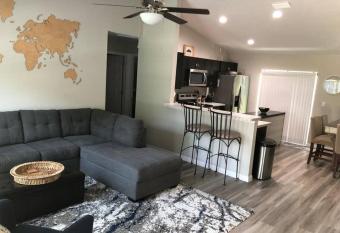 New Central Haven Quiet nature/Fire pit/Fiber WiFi has Balcony rooms