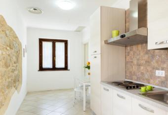 Villa Colle di Rocco has rooms with a private hot tub