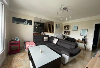 Appartement spacieux. P gratuit.plage    13 min has Balcony rooms