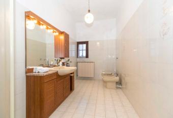 Maison Mara has Balcony rooms