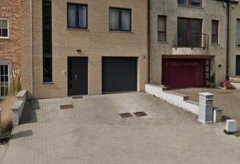 SelfmadeHouse has rooms with a private hot tub