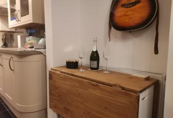 Very close to town, station and motorway has Balcony rooms