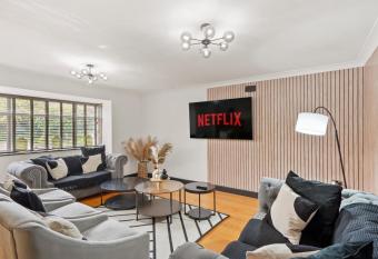 Stunning Coastal Retreat - Indoor Pool - Sauna - Parking - Pet Friendly allows 18 year olds to book a room