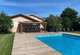 Chez Marinelandes allows 18 year olds to book a room