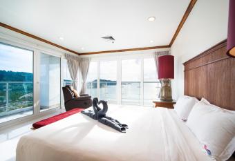 Patong tower executive seaview 3BR260(2601) has rooms with a private hot tub