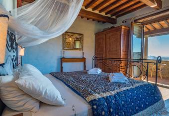 Villa Senaia has rooms with a private hot tub