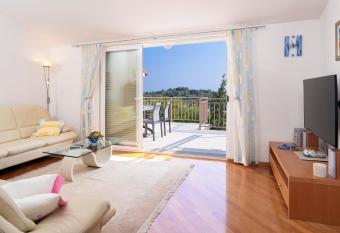 Agape apartman Hvar has rooms with a private hot tub