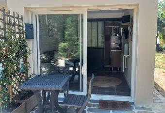 Chambre priv  e avec sdb,wc et entr  e ind  pendante allows 18 year olds to book a room