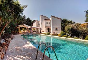 viilla D Aurus allows 18 year olds to book a room