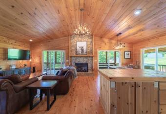 Wildcat Cabin Hot Tub, Game Room, & Scenic Views has rooms with a private hot tub