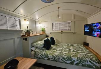 Gatwick Hideaway Hut has Balcony rooms