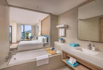 Kh  ch S   n 5 Sao    La Carte - H    Long has rooms with a private hot tub