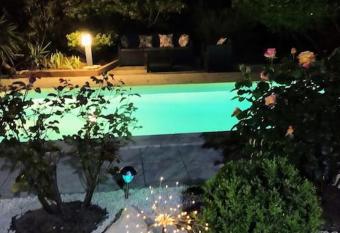 jolie Mazet avec piscine priv  e ! has Balcony rooms