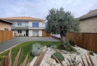 Logement priv  e has Balcony rooms