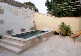 maison enti  re de village Fontvieille avec piscine has Balcony rooms