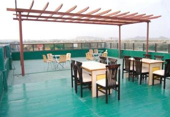 Fly View By Desert Group has rooms with a private hot tub