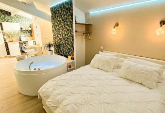 Lovic  a Baln  o Suite, 200m plage allows 18 year olds to book a room