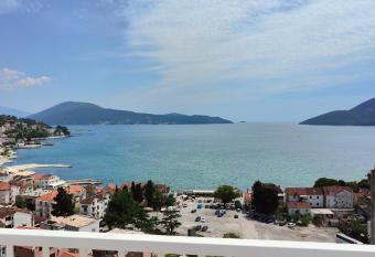 Igalo 12 has Balcony rooms