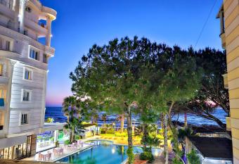 Sunset Sea View Two Bedroom Apt allows 18 year olds to book a room