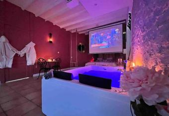 Suite romance - Jacuzzi has rooms with a private hot tub