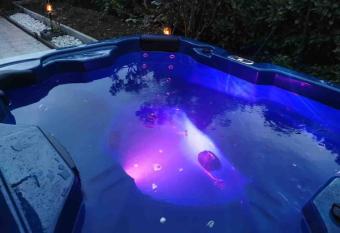 Maison Time Break Jacuzzi - 4   toiles has rooms with a private hot tub