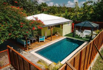 Villa Kama  lle has rooms with a private hot tub