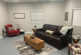 Desert Ranch Home 3 Bedroom + Equine Facility allows 18 year olds to book a room