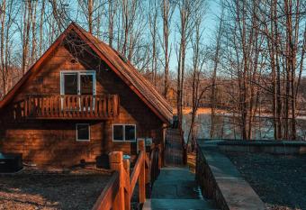 Lovely Liberty Chalet On the Waterfront has Balcony rooms