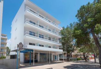 Hotel Beetroot ,jedes Zimmer verf  gt   ber Smart TV,Regendusche und Balkon allows 18 year olds to book a room