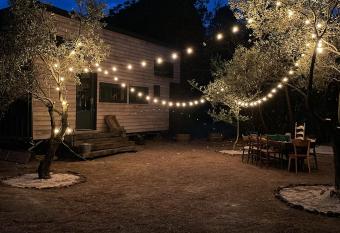 Tiny House au coeur d un vignoble has rooms with a private hot tub
