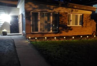 Cozy Home w/ Pool Table 7 mins to the city of Chicago 23 mins to Downtown has Balcony rooms