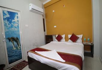 Divisha s Hotel Friends Inn has rooms with a private hot tub