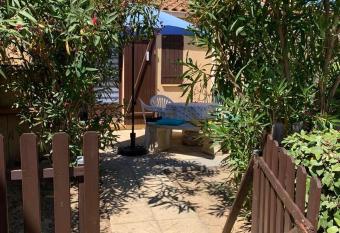 Petite villa de vacances avec piscine has Balcony rooms