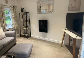 North Cottage Marlfields Hall, Stunning Location has Balcony rooms