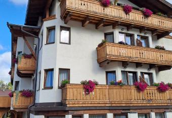 Zwei Hirsche has Balcony rooms
