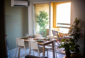 Appartement refait    neuf    500m de la plage has Balcony rooms