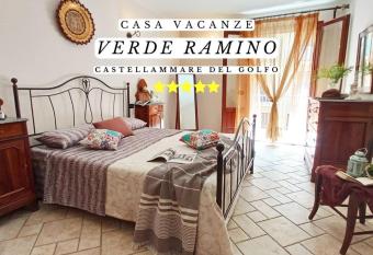 Casa Verde Ramino has rooms with a private hot tub