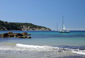 Mer et campagne au Pradet has Balcony rooms